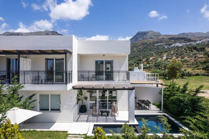 Villa with Private Pool and BBQ, 200m to the beach