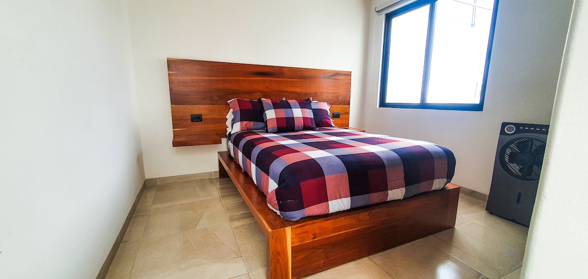 Допълнителна спалня с двойно легло.