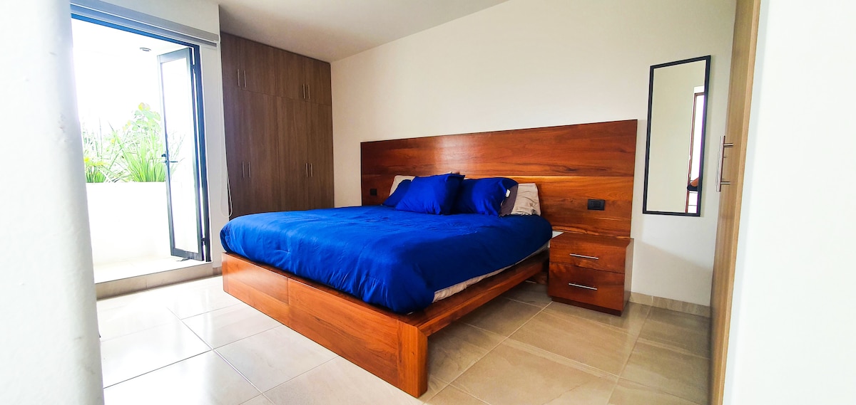 Основна спалня с двойно легло king size, балкон и 2 гардероба.