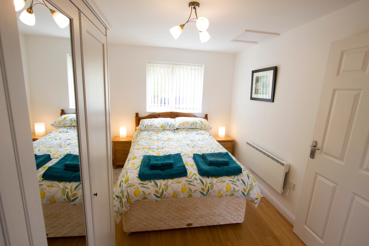 غرفة النوم المريحة التي تحتوي على الكثير من مساحة خزانة الملابس.