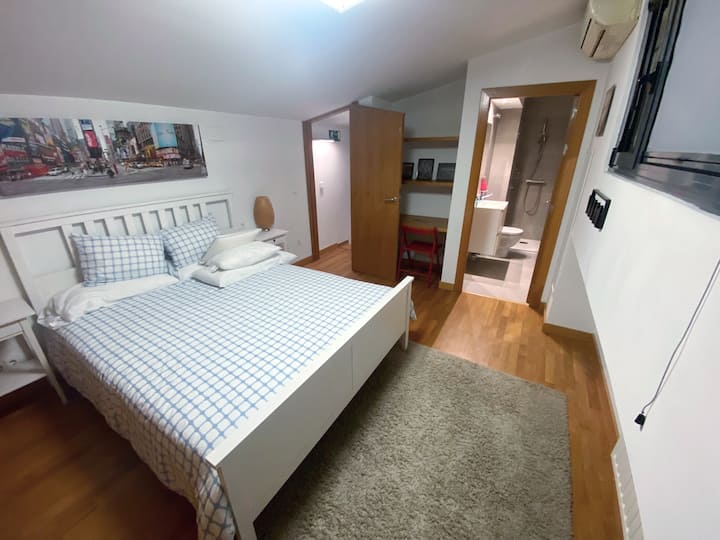 On the third floor you can find a double room, with private bathroom. This room also has independent control air conditioning (mini-split).