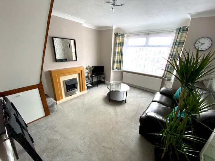 Spacious Apt Sleeps 4 Near Bournemouth Beach - Bournemouth