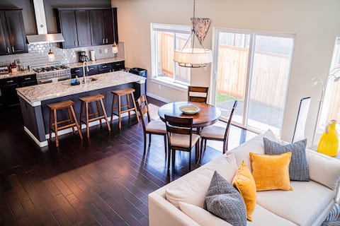 Kirkland Luxury Tranquil Retreat 7BR w/ Office