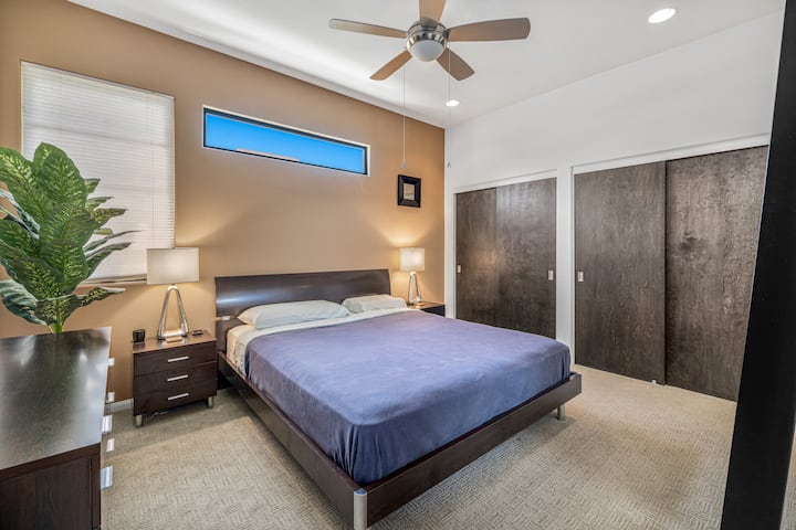 Вториот спален апартман со речиси еднаква големина на главниот спален апартман.