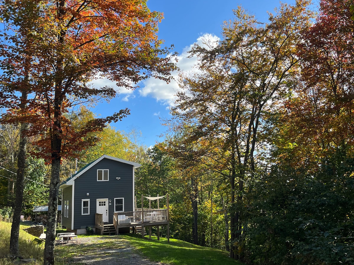 Woodfield Perch Treehouse w/ Creature Comforts Cabins for Rent in