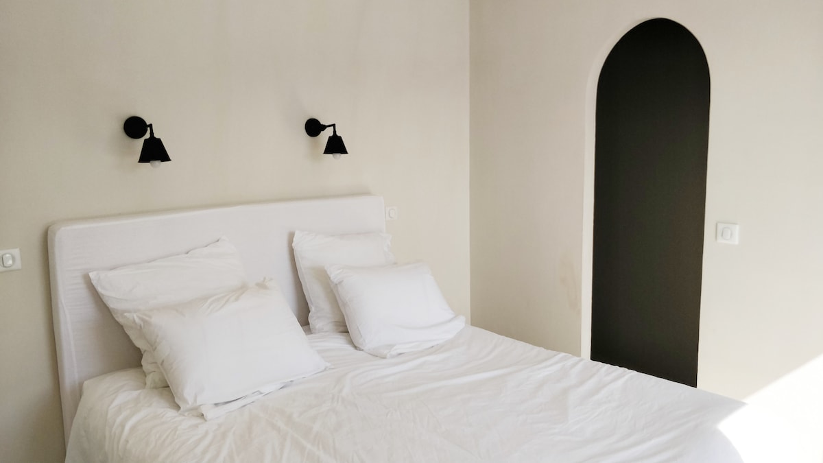 La chambre de l'étage supérieur, et sa salle de douche