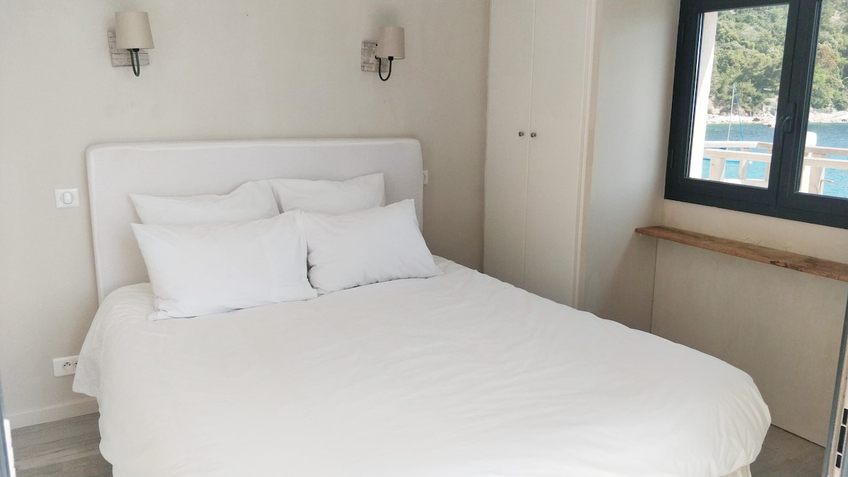 Chambre sud, à l'étage inférieur, avec sa double exposition