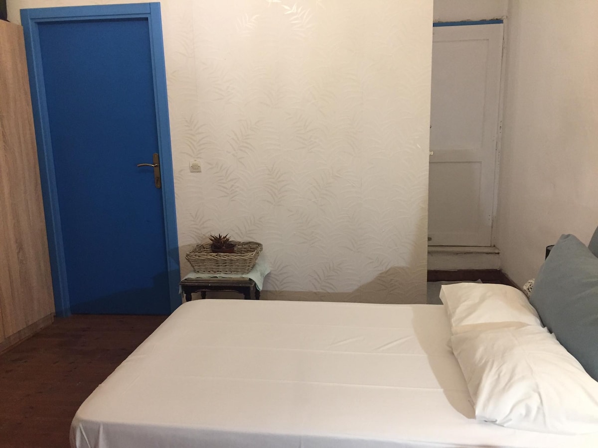 一楼前面和楼上的独立房间 