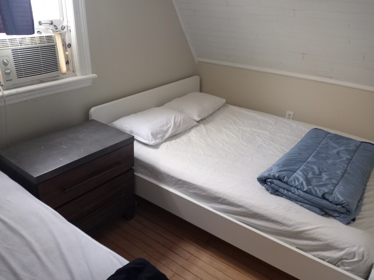 Spálňa 2. 1 dvojlôžková 1 jednolôžková. Obraz 1 z 2.