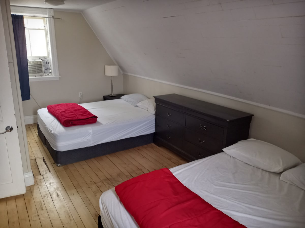 Spálňa 1 - Master. Dve veľké manželské postele, poschodie na poschodí. Fotka 1 z 3