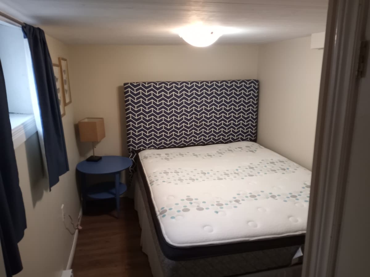 Spálňa 4, suterén, kráľovná.