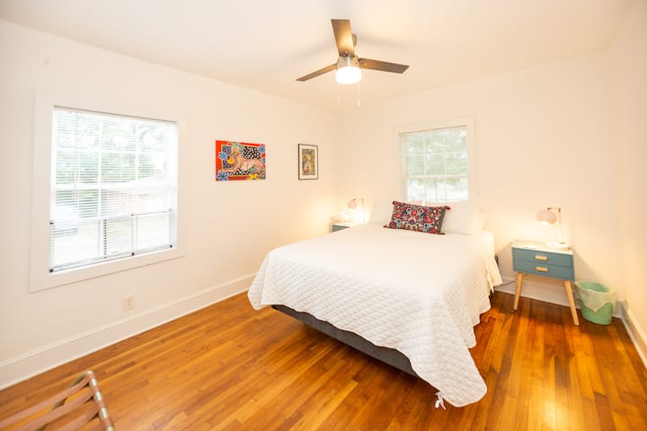 Chumba cha kulala kilicho upande wa kulia. Kitanda na mito mipya.