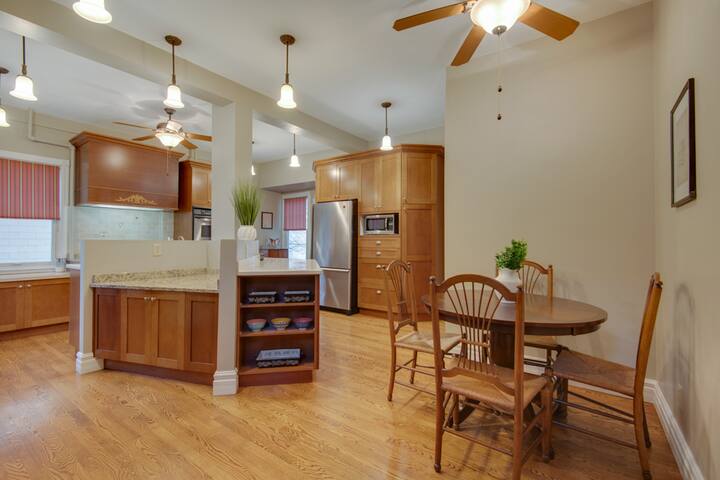 Spacious Historic Home – Outdoor Urban Oasis gallery image 5