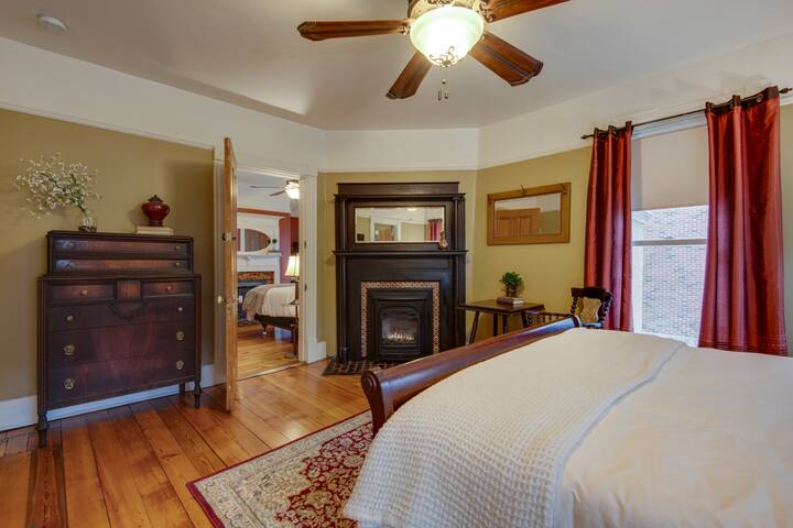 Spacious Historic Home – Outdoor Urban Oasis gallery image 4