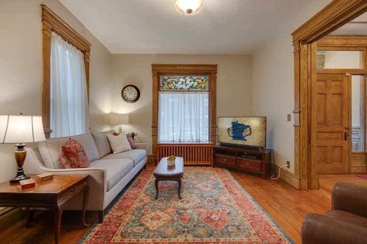 Spacious Historic Home – Outdoor Urban Oasis gallery image 2