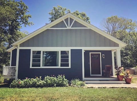 R &R &R Bungalow 5 Miles from the Beach