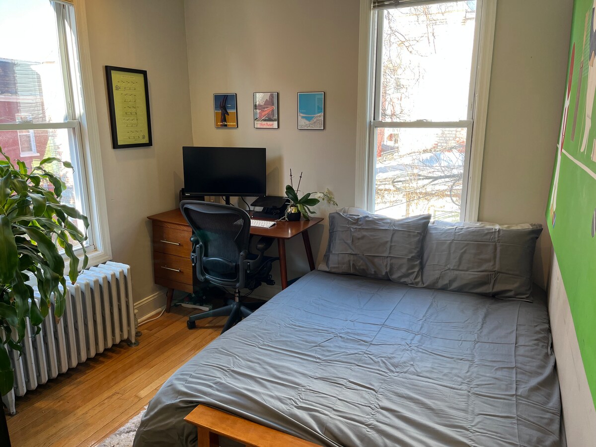 Ზემოთ მეორე საძინებელი. 