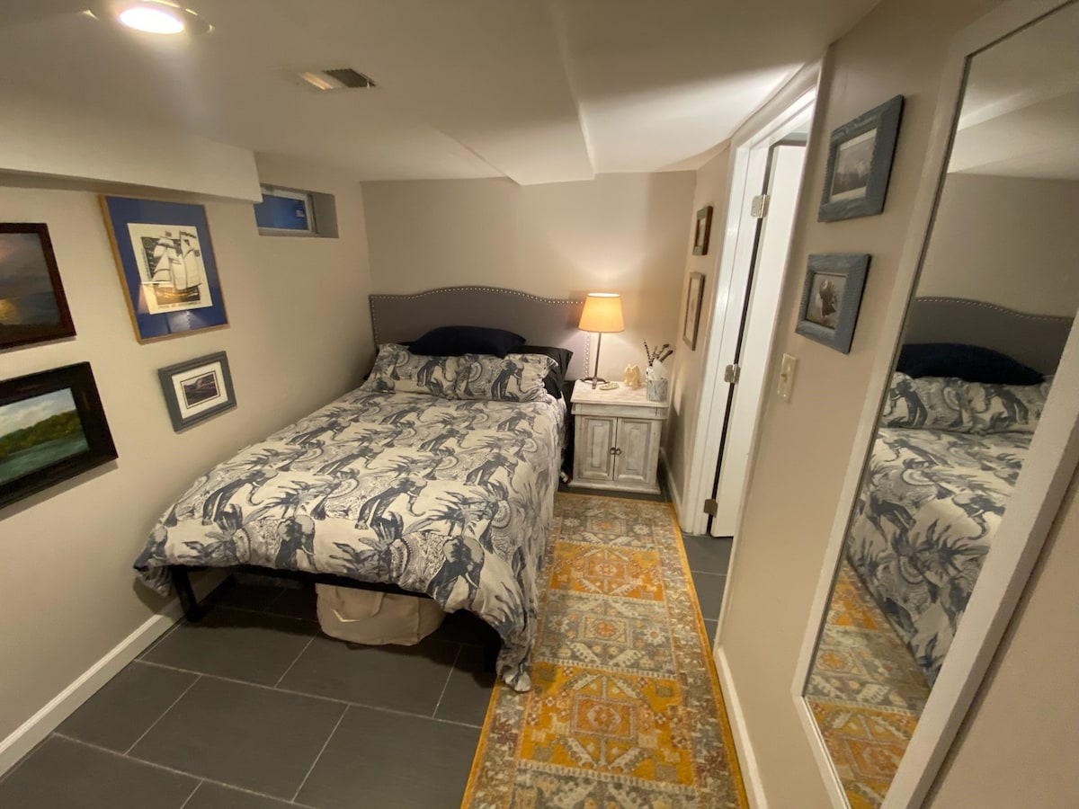 Სარდაფის საძინებელი სრული ზომის საწოლით.