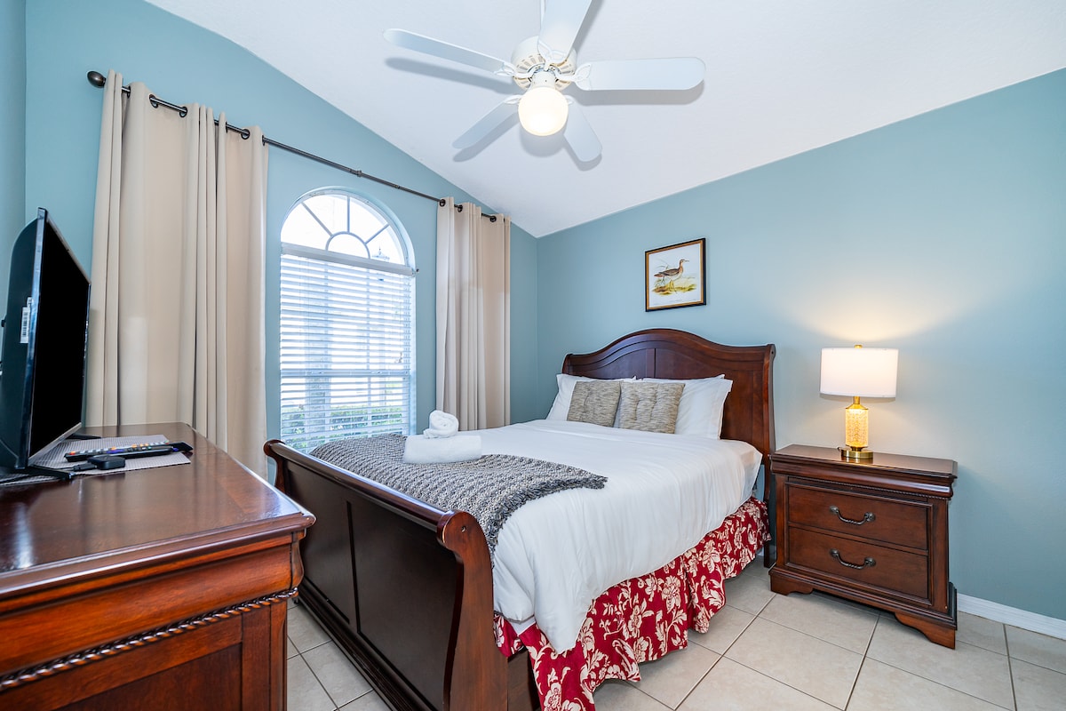 Master Bedroom (queen)