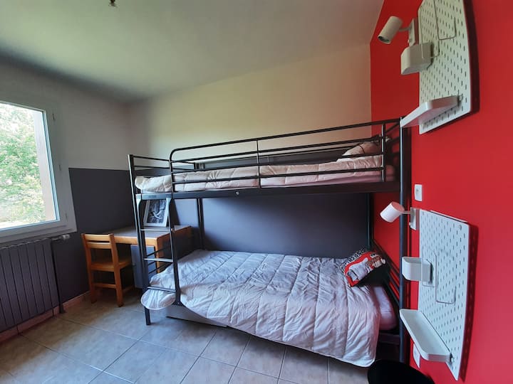 Plats för två barn på våningssängar och utsikt över trädgården.