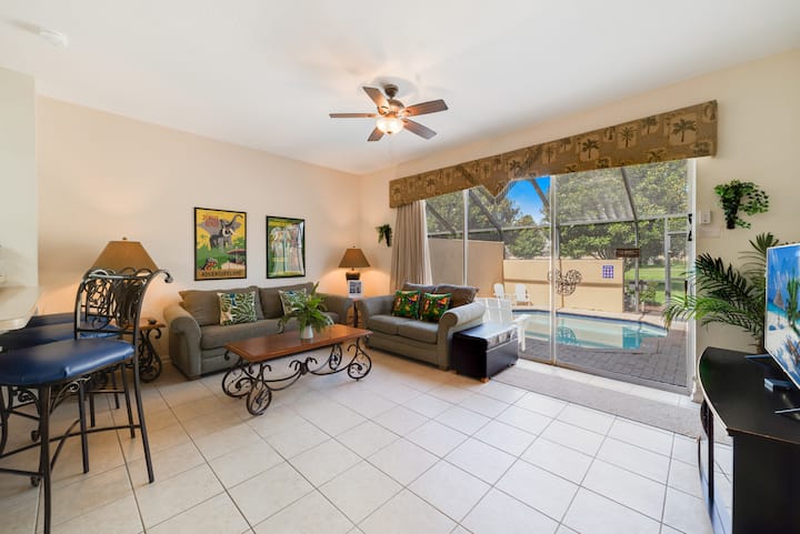 Ფართო მისაღები ოთახი, აუზიდან რამდენიმე ნაბიჯში. Შესანიშნავია საოჯახო ფილმების ღამეებისთვის. 