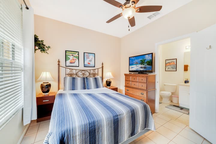 Საძინებელში დგას საწოლი 152 × 203 სმ და სააბაზანო. 