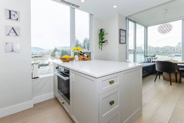 Luxury 3 Brd/3 Bth Waterfront Villa on the Seawall gallery image 4