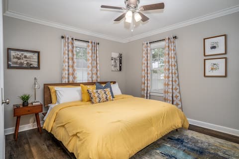 Modern Home In PRIME location - King Bed/ Spacious