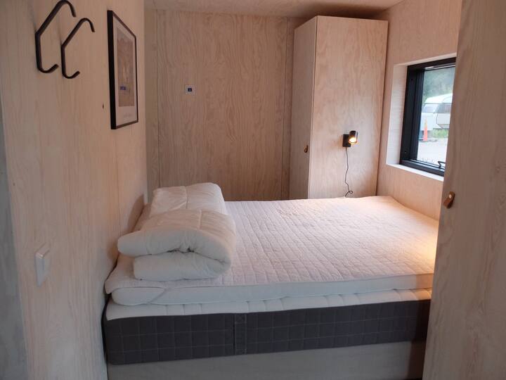 Sovrum 1 med 160-säng och två garderober. 