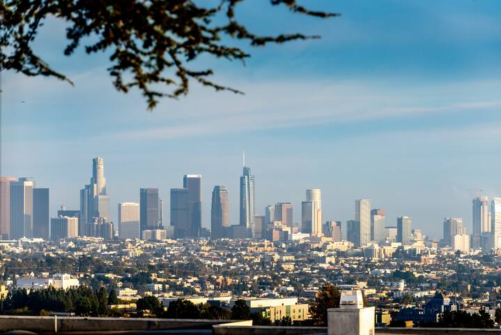 Breathtaking Luxury Mansion w. 4 Bedrooms/3.5 Bath gallery image 2