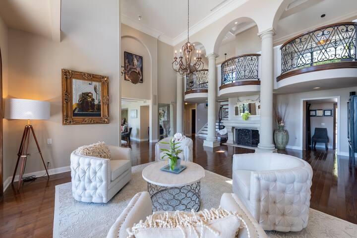 Breathtaking Luxury Mansion w. 4 Bedrooms/3.5 Bath gallery image 3