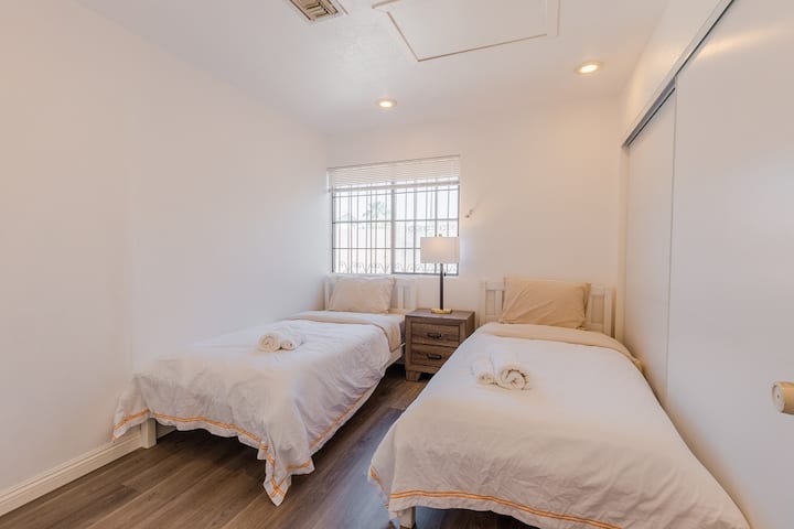 房间位于房车门附近，配有两张单人床和大衣柜