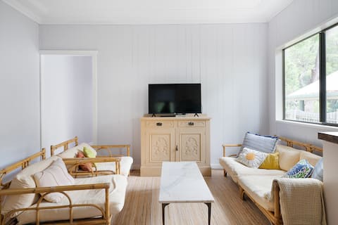 Popular Airbnb listing: Pearl Beach House - 2 min to sand & sea - 2 semis in Pearl Beach