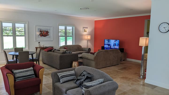 Warm, Pet Friendly Home On Large Block, Sleeps 9 - Exeter