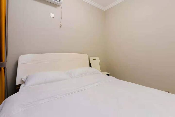 房屋就在水街楼上 地下车库停车方便 三个双人大床 俯瞰整个水街 Houses For Rent In Meishan Sichuan China