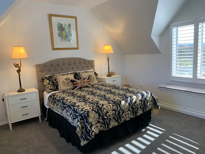 Affectionately know as the gold room, this bedroom is fitted out with air conditioning, a ceiling fan, electric blanket and gorgeous bed linen.