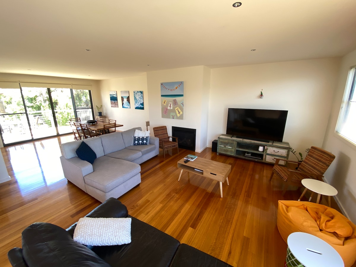 Popular Airbnb listing: Seaside Chill - walk to beach & RACV Golf club! in Surf Coast Shire