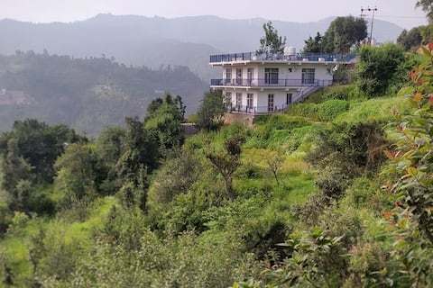 A secluded 5-BR home perfect for families & groups
