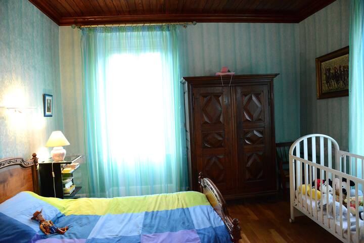 3rd bedroom 1st floor- large single bed + crib
37ME BEDROOM 27ME 2TAGE. Single queen and baby crib