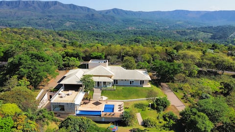 Luxurious house - 8 Suites, Jacuzzi/sauna