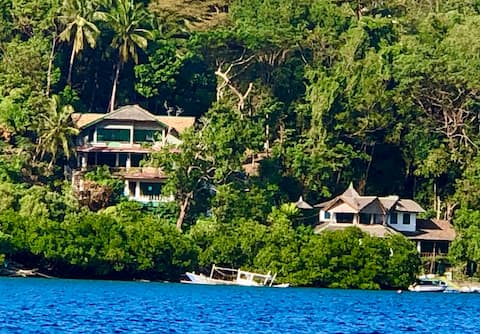 Secluded 6 Bedroom Oceanside Villa