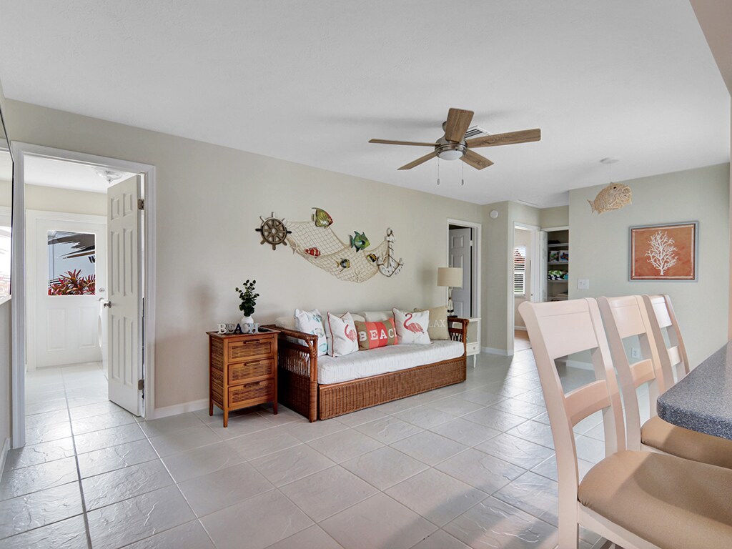 Дневно легло с двоен матрак за един допълнителен човек 