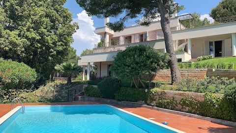 "Villa with garden, sea view and private pool