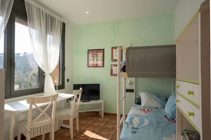 Habitación 4  
Litera y cama supletoria complementaria (nido)