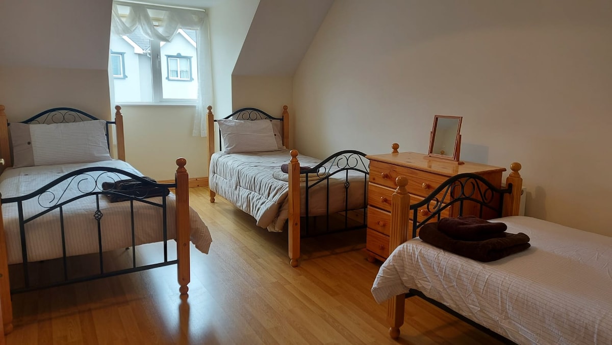 ห้องนอนสองมีเตียงเดี่ยวสามเตียง