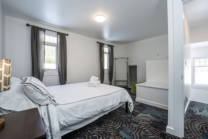  Соба со еден брачен кревет (широк 180-220