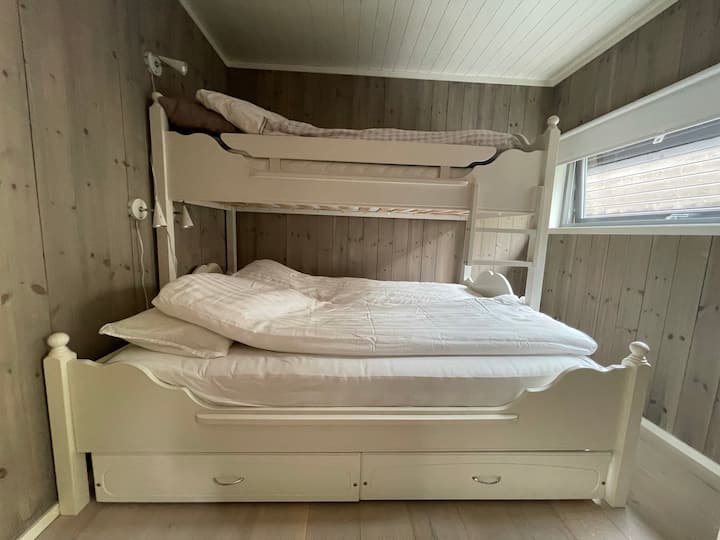 Cama de matrimonio de 150 cm en la planta baja. 
90 cm en la litera superior.