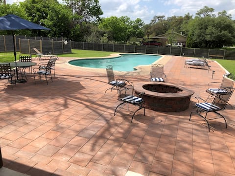 4-Bedroom retreat with Pool & Firepit Space