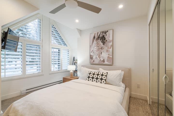 Discover comfort in the master bedroom with an ensuite bathroom. Featuring a queen bed with a memory foam mattress. Located on the upper floor for added tranquillity.