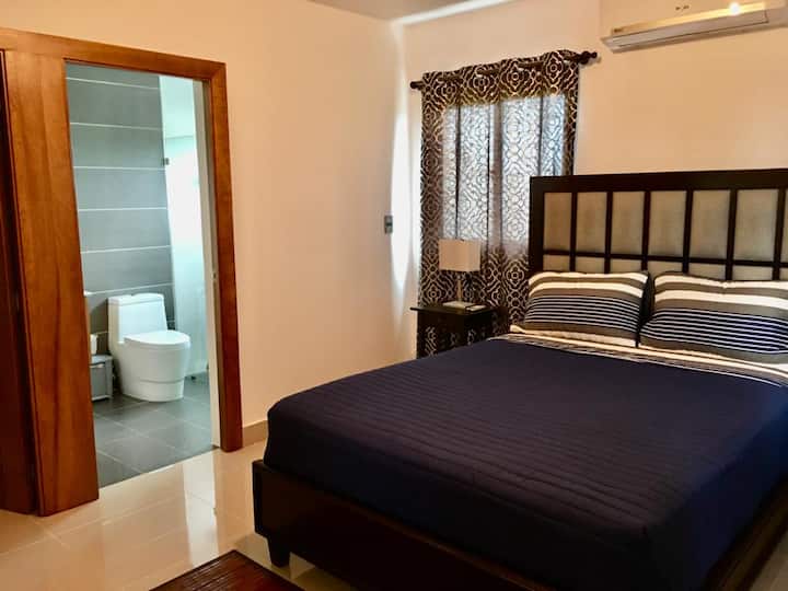 Habitación principal con walking closet y baño privado .